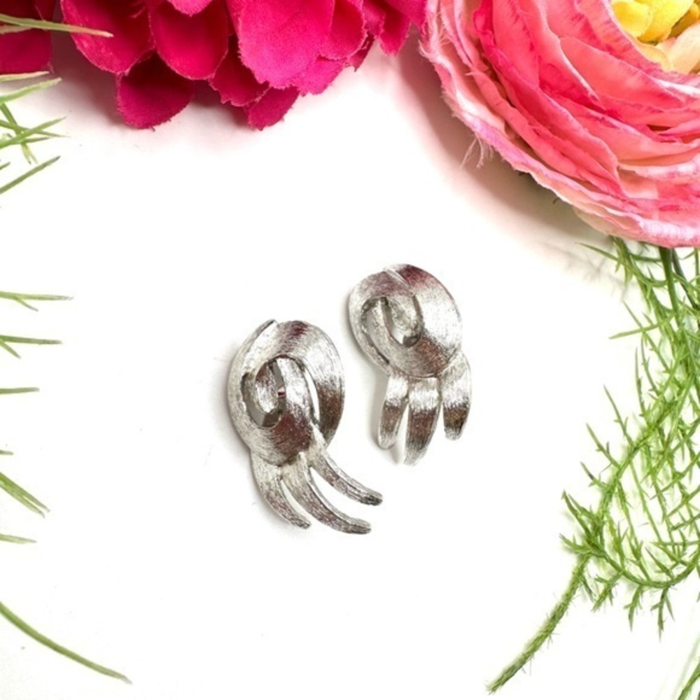 VINTAGE⚜️MONET Abstract Brushed Silver Clip Earrings
